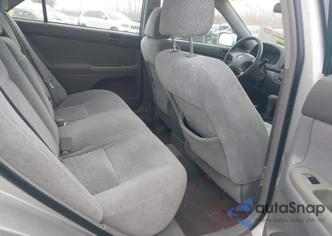 2004 Toyota Camry Le z USA, uszkodzony, nr VIN 4T1BE32K84U817401